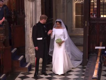 Harry s Meghan odcházejí z kaple sv. Jiří.