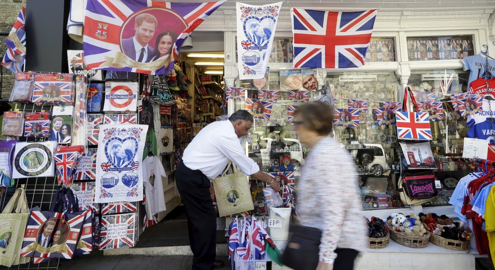 Upomínkové předměty na svatbu Harryho a Meghan.