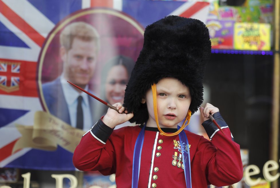 Upomínkové předměty na svatbu Harryho a Meghan.