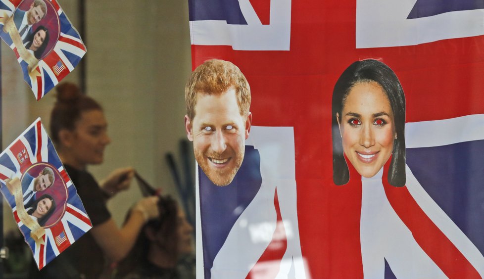 Upomínkové předměty na svatbu Harryho a Meghan