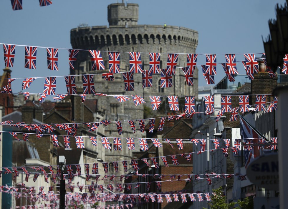 Upomínkové předměty na svatbu Harryho a Meghan.