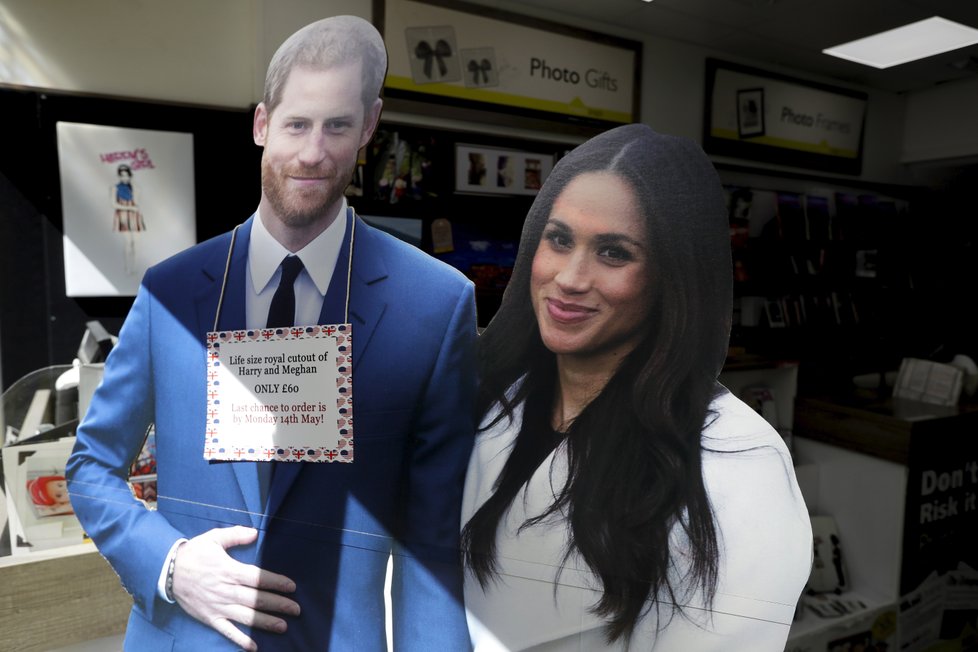 Upomínkové předměty na svatbu Harryho a Meghan.