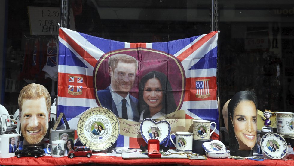 Upomínkové předměty na svatbu Harryho a Meghan.