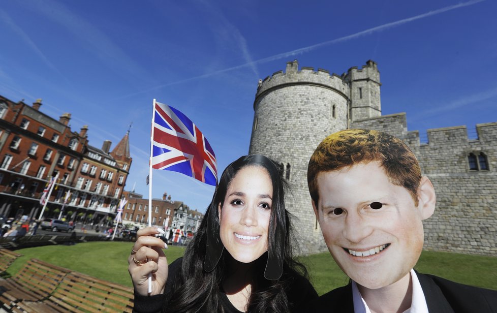 Upomínkové předměty na svatbu Harryho a Meghan.