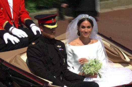 Meghan s Harrym odjeli v otevřeném kočáře.