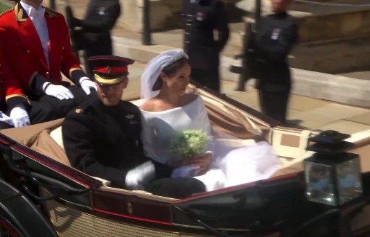 Meghan s Harrym odjeli v otevřeném kočáře.