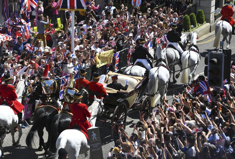 Projížďku kočárem mezi davy jásajících poddaných si Harry i Meghan, chlubící se prstenem, užili.