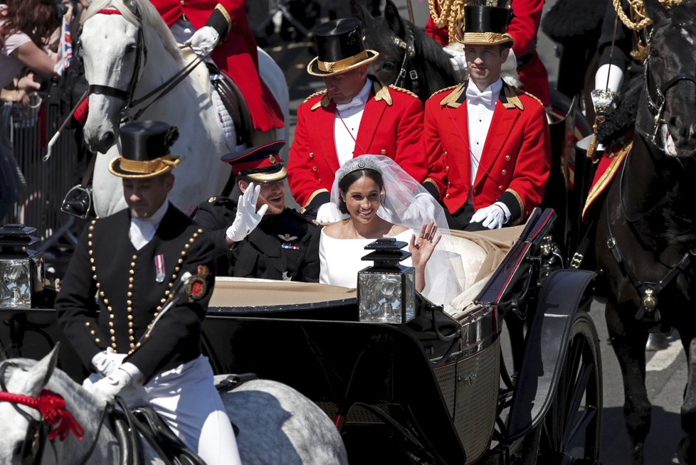 Projížďku kočárem mezi davy jásajících poddaných si Harry i Meghan, chlubící se prstenem, užili.