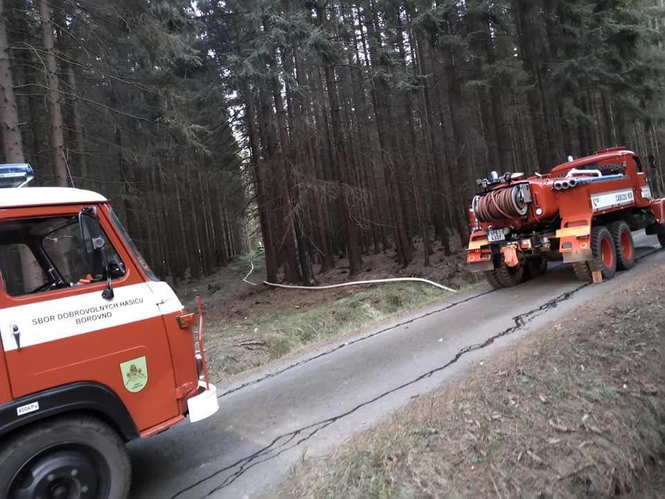 Nablýskaná hasičská Praga V3S jela ze svatebního focení rovnou k požáru.