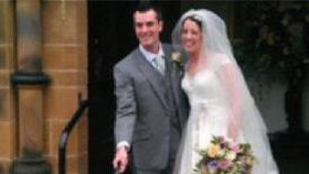 Šťastná Gemma a Ian Redmondovi vycházejí po svatebním obřadu z kostela. O pár týdnů později se v něm bude konat Ianův pohřeb