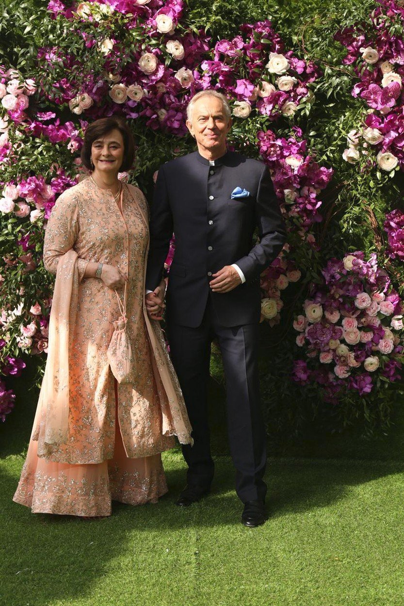 Tony Blair se svojí chotí přišli jak jinak než v indickém.