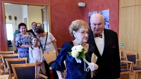 Manželé Marie a Alfréd Návratovi z Ostravy oslavili kamennou svatbu. Pětaosmdesátiletý pár je spolu už 65 let.
