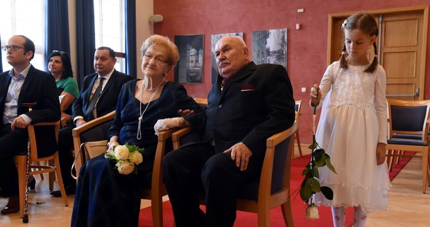 Manželé Marie a Alfréd Návratovi z Ostravy oslavili kamennou svatbu. Pětaosmdesátiletý pár je spolu už 65 let.