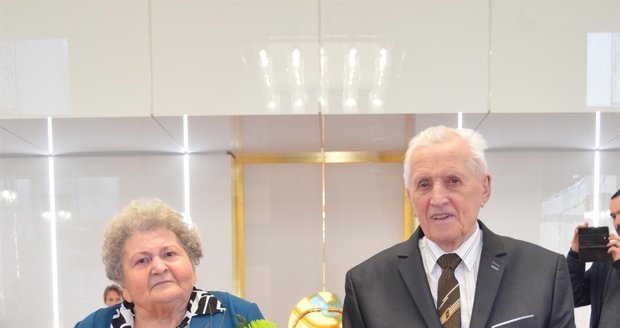 Vlastimila (94) a Vladimír (98) Jakešovi z Ostravy oslavili společných 65 let kamennou svatbou.