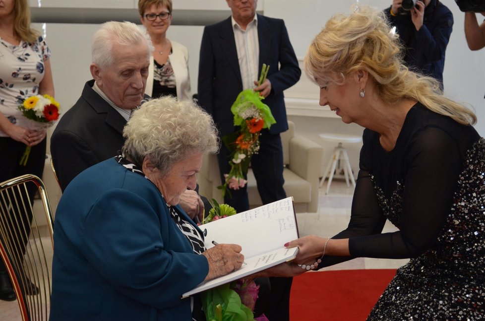 Vlastimila (94) a Vladimír (98) Jakešovi z Ostravy oslavili společných 65 let kamennou svatbou.