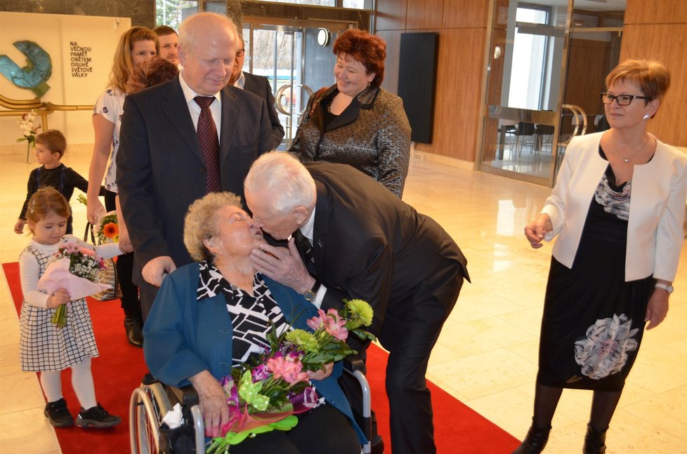 Nechyběl ani pořádně šťavnatý polibek.