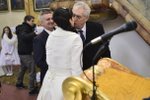 Svatba Mynáře s Alex: Prezident Zeman líbá moderátorku Noskovou