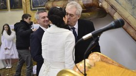 Svatba Mynáře s Alex: Prezident Zeman líbá moderátorku Noskovou