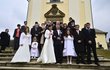 Svatba kancléře Mynáře s krásnou Alex: Společné focení před kostelem