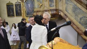 Svatba Mynáře s Alex: prezident Zeman líbá moderátorku Noskovou
