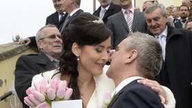 Svatba kancléře Mynáře s krásnou Alex: Polibek ženicha a nevěsty před kostelem