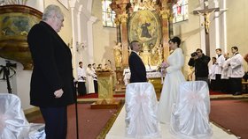 Svatba kancléře Mynáře s krásnou Alex: svědek Miloš Zeman přihlíží obřadu
