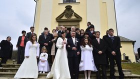 Svatba kancléře Mynáře s krásnou Alex: Společné focení před kostelem