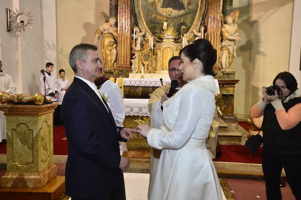 Svatba Mynáře s Alex: Hradní kancléř s televizní moderátorkou si řekli své ano v kostele v Osvětimanech.