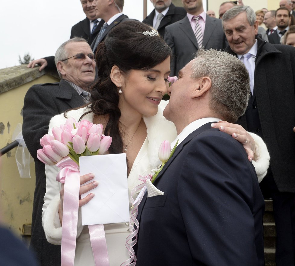 Svatba kancléře Mynáře s krásnou Alex: Polibek ženicha a nevěsty před kostelem
