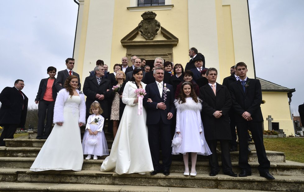 Svatba kancléře Mynáře s krásnou Alex: společné focení před kostelem