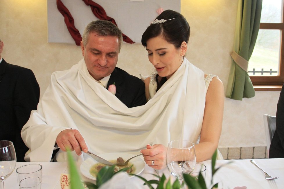 Svatební hostina: Novomanželé Mynářovi dostali tradiční knedlíčkovou polévku