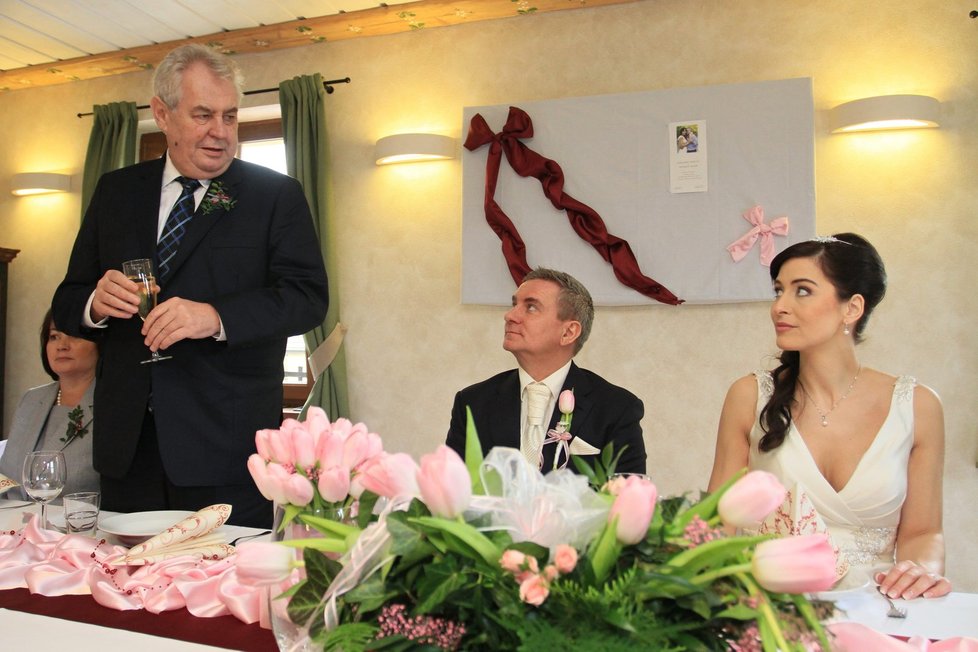 Svatební hostina: Přípitek pronesl i svědek - prezident Zeman