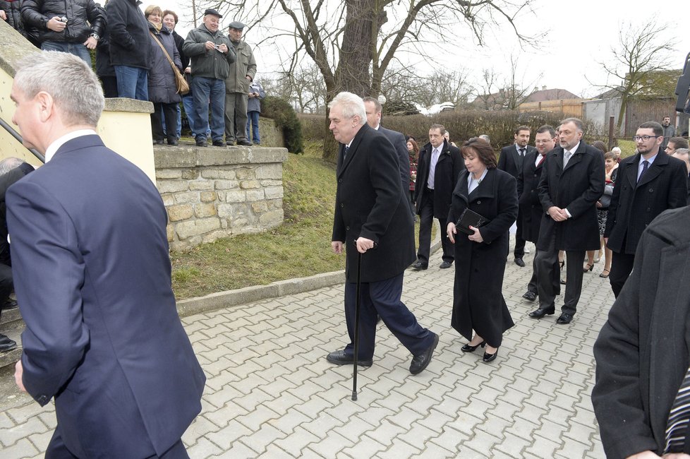 Svatba Mynářových: Miloše Zemana doprovázela první dáma Ivana Zemanová