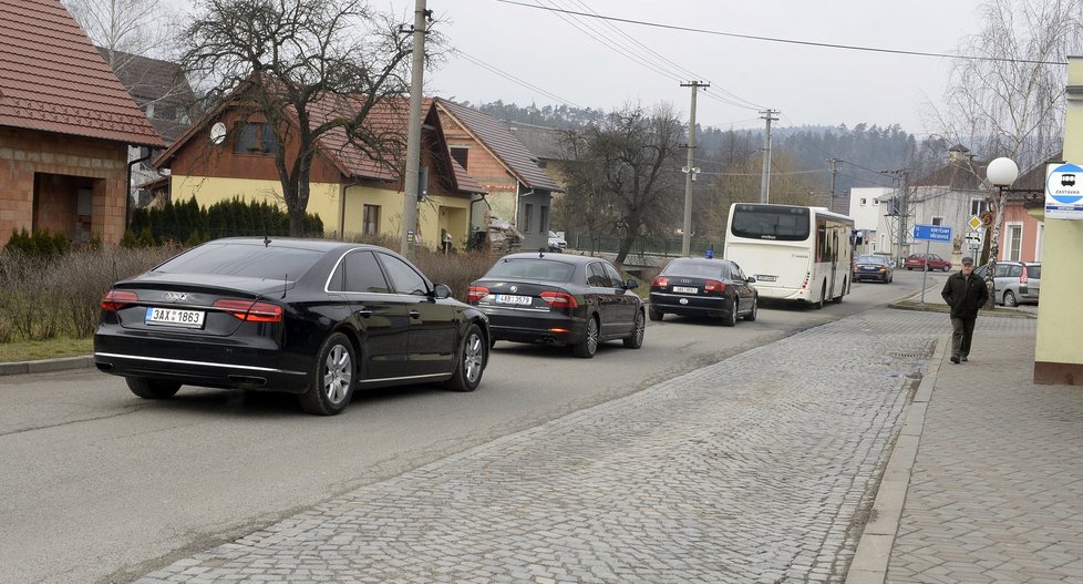 Mynářova svatba: Svatební kolona v čele s autobusem, ve kterém jel i prezident Zeman