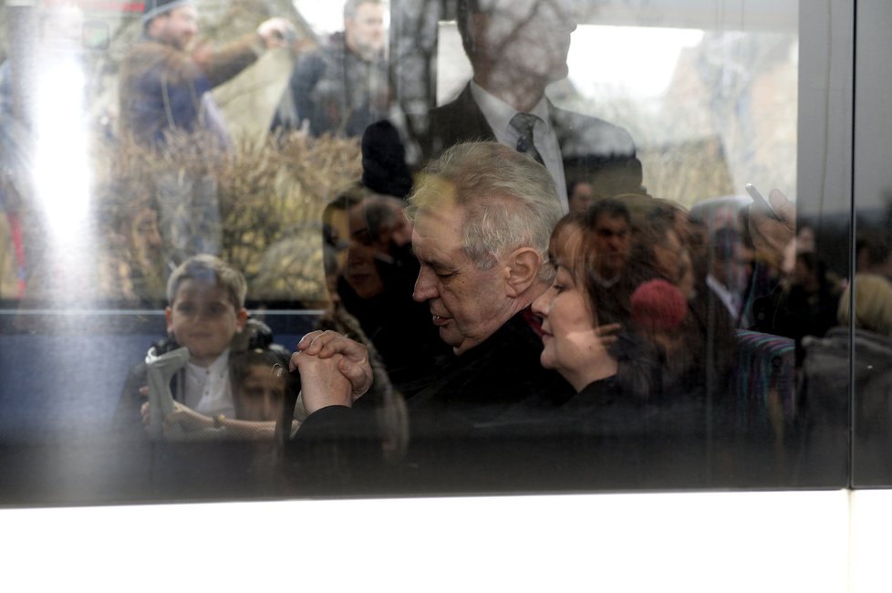 Mynářova svatba: Miloš Zeman se jako svědek svezl i s první dámou autobusem.
