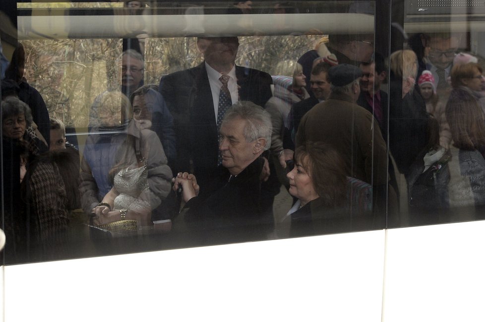 Mynářova svatba: Miloš Zeman se jako svědek svezl i s první dámou autobusem.