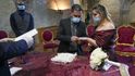 I přes pandemii koronaviru se začínají s opatrností konat svatby - Řím.