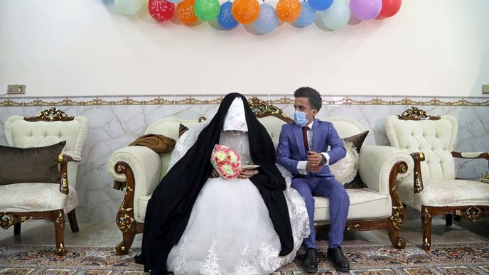 I přes pandemii koronaviru se začínají s opatrností konat svatby - Irák.