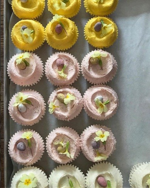 Velikonoční cupcakes z Violet Cakes London v příchutích mango, rebarbora a citron