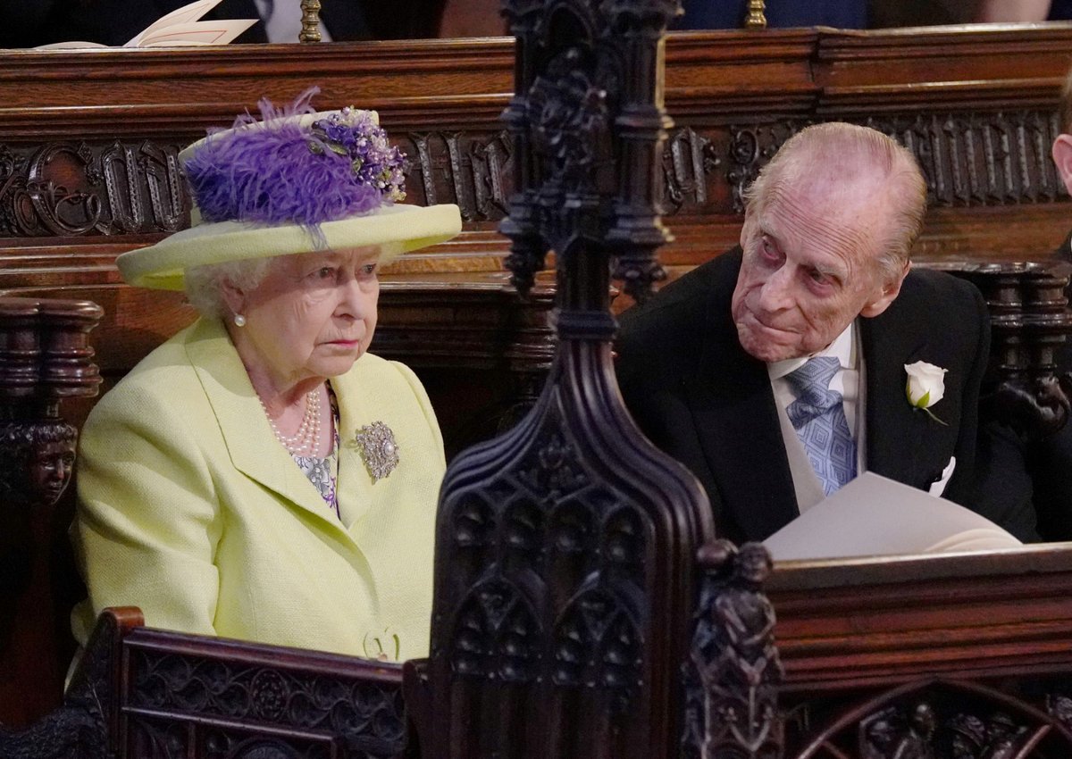 Zatímco královna měla po celou dobu téměř neměnný výraz, princ Phillips se bavil