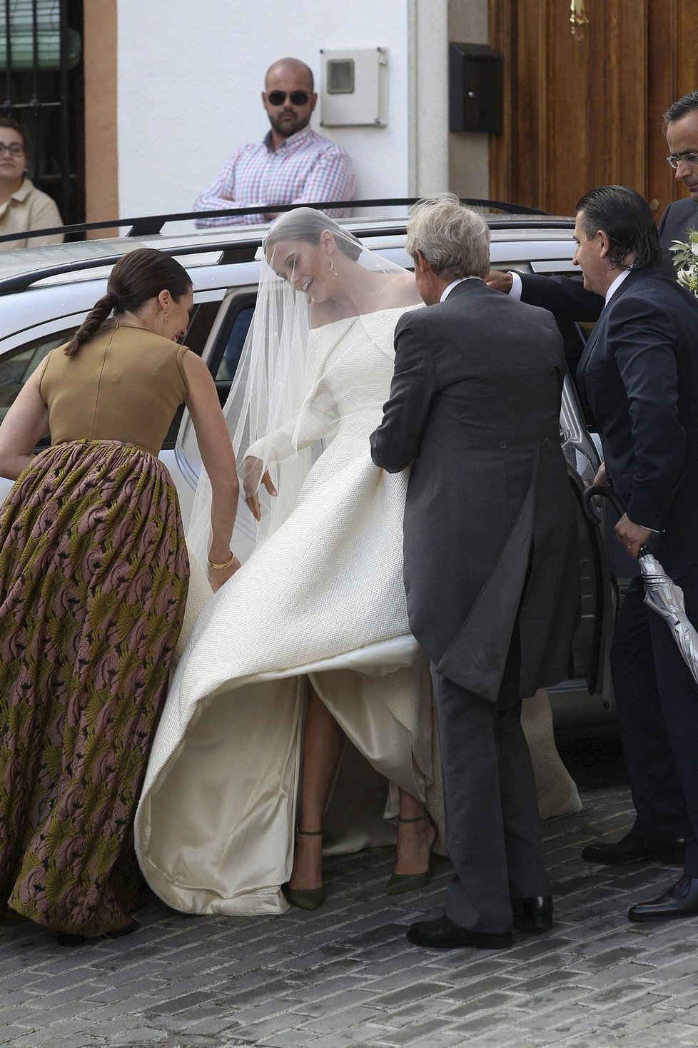 Lady Charlotte měla potíže při vystupování z auta.