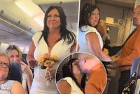 Svatba v letadle plném cestujících! Pár v oblacích oddala letuška