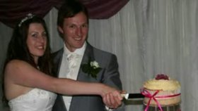 Catherine a Ben krájí svatební dort