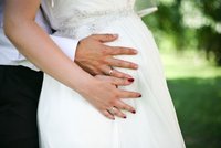 Nevěsta zjistila ve svatební den, že není těhotná: V břiše měla obří nádor