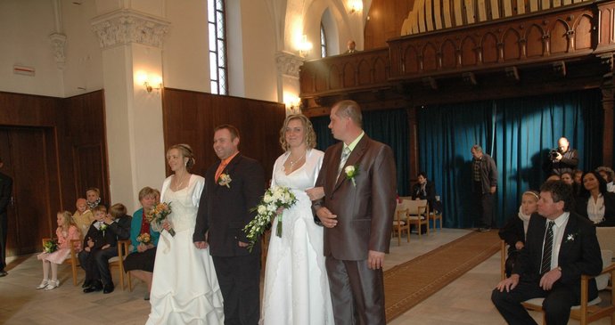 Svatební obřad obou párů začal v obřadní síni v Trutnově přesně v 11 hodin a 11 minut