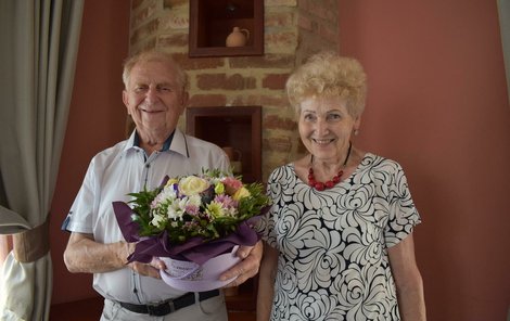 Zatímco před 60 lety měla nevěsta kytici ze zahradních bílých kopretin, které dodnes miluje, tentokrát jí manžel přinesl kytici netradiční, ale krásnou.