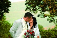 Novomanželé se poprvé v životě políbili až u oltáře