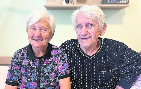 Paní Jiřina a její manžel Jiří se spolu smějí i po 65 letech.