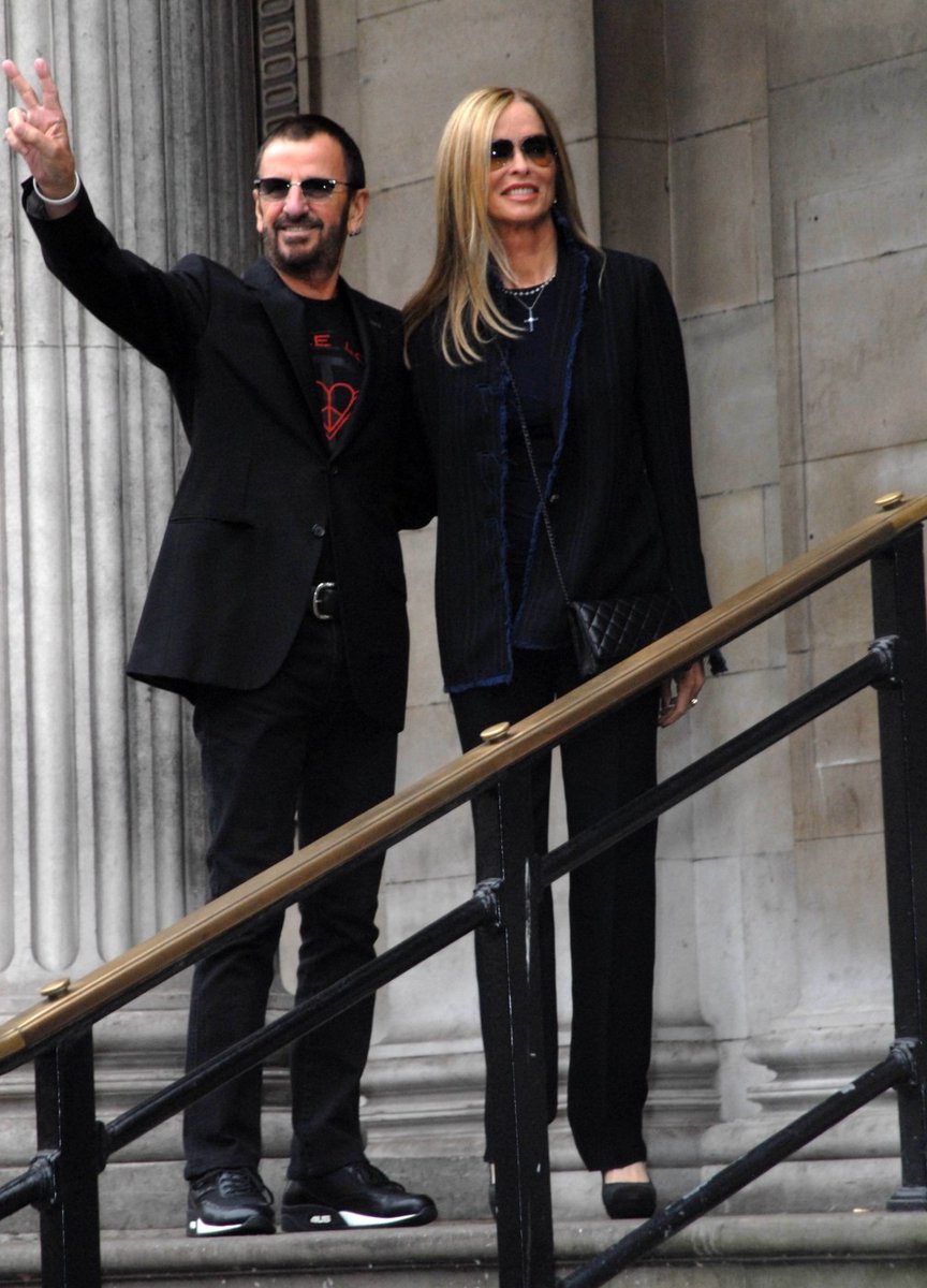 Ringo Starr přišel s ženou Barbarou a oba vypadali, že vyrazili na procházku městem, při které vyvenčí psa. Tenisky, triko s potiskem a sportovně ležérní Barbařin kabátek rovněž neoslnily a míra ležérnosti, kterou pár zvolil byla až nemístná.