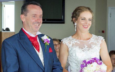 Novomanželé Chris a Lesley Morganovi na svatbě, o níž nevěsta nevěděla.